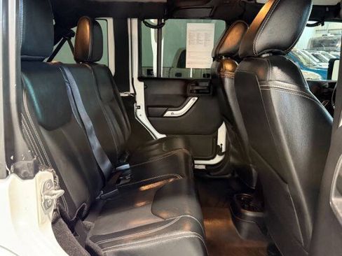 Used 2015 Jeep Wrangler Unlimited Rubicon w/ Connectivity Group AWD/4WD image 19