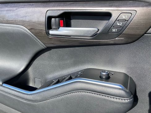 Used 2024 Toyota Highlander Platinum image 14