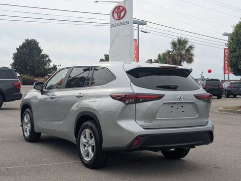 Used 2025 Toyota Highlander LE FWD image 5