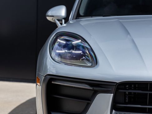 Certified 2025 Porsche Macan image 19