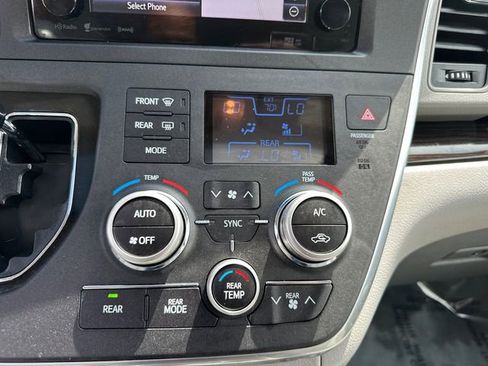Used 2017 Toyota Sienna XLE Premium image 29
