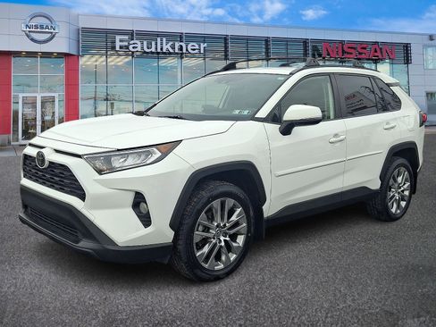 Used 2020 Toyota RAV4 XLE Premium image 3