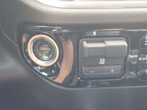 Used 2025 Chevrolet Silverado 2500 LTZ w/ LTZ Convenience Package AWD/4WD image 8