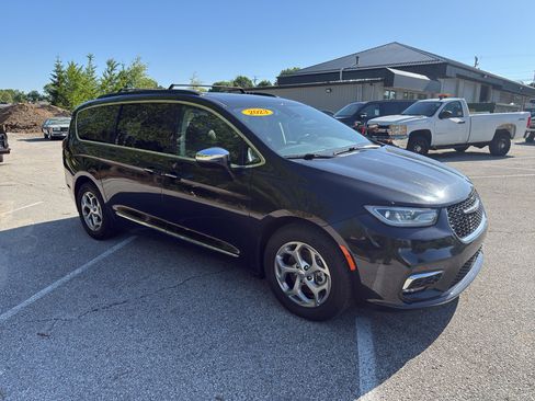 Used 2023 Chrysler Pacifica Limited FWD image 7