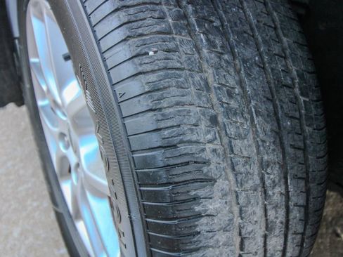 Used 2024 Chrysler Pacifica Touring-L FWD image 6