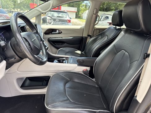 Used 2022 Chrysler Pacifica Limited image 9