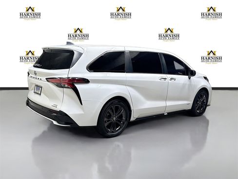 Used 2021 Toyota Sienna XSE image 5