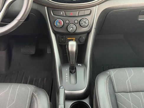 Used 2021 Chevrolet Trax LT w/ LT Convenience Package AWD/4WD image 17