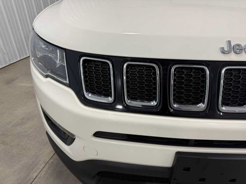 Certified 2019 Jeep Compass Latitude w/ Cold Weather Group FWD image 4