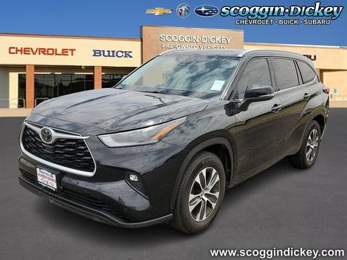 Used 2021 Toyota Highlander XLE FWD image 1