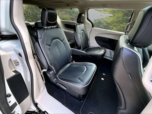 Used 2023 Chrysler Pacifica Limited FWD image 27