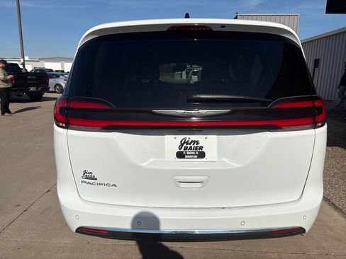 Used 2023 Chrysler Pacifica Touring-L image 10