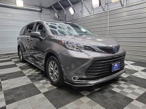 Used 2023 Toyota Sienna XLE FWD image 4
