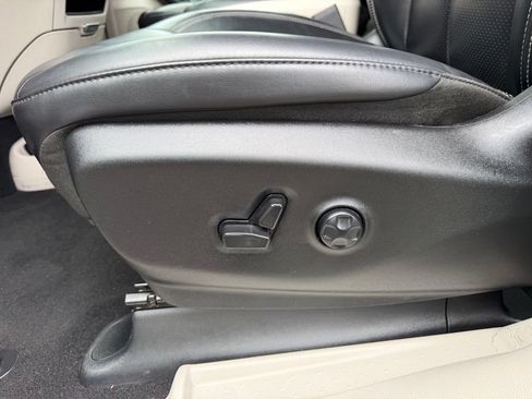 Used 2023 Chrysler Pacifica Touring-L FWD image 14