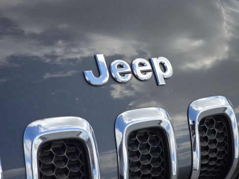 Used 2016 Jeep Cherokee Latitude AWD/4WD image 9