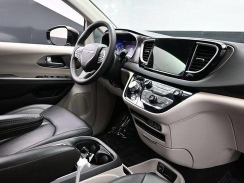 Used 2024 Chrysler Pacifica Touring-L FWD image 12