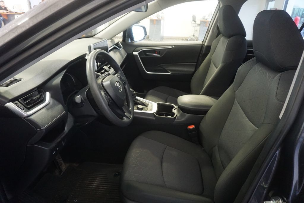 Used 2025 Toyota RAV4 XLE AWD/4WD image 17