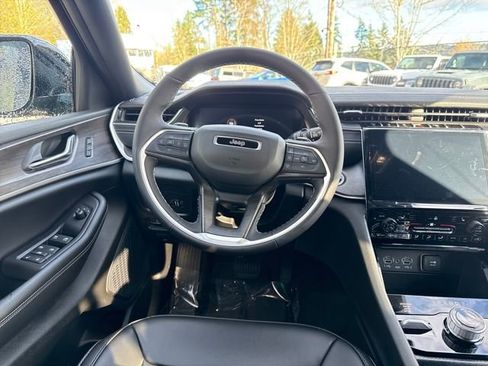 New 2025 Jeep Grand Cherokee Limited image 17