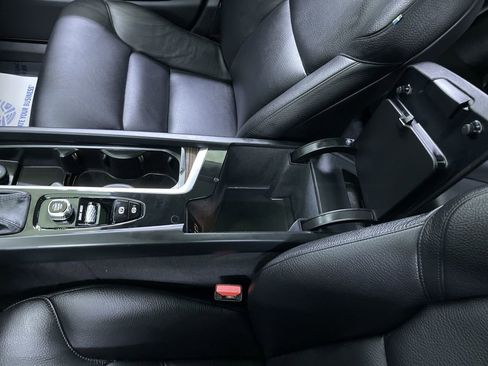 Used 2021 Volvo XC60 T5 Momentum w/ Premium Package FWD image 26
