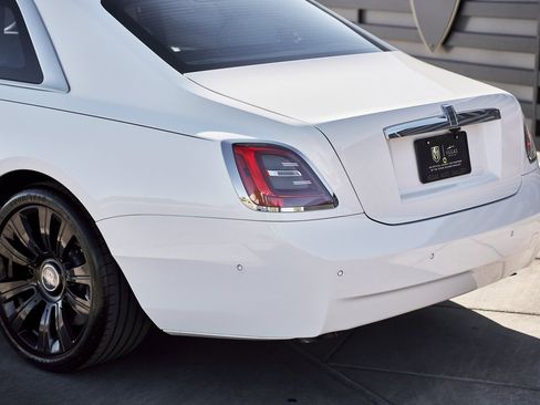 Used 2023 Rolls-Royce Ghost Base w/ Ghost Package image 10