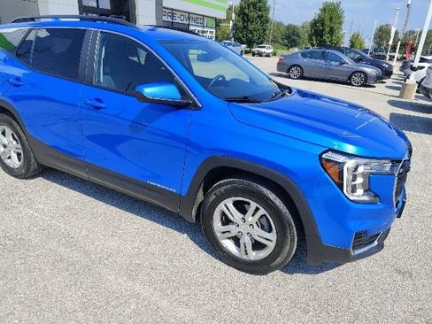 Used 2024 GMC Terrain SLE w/ Driver Convenience Package FWD image 13