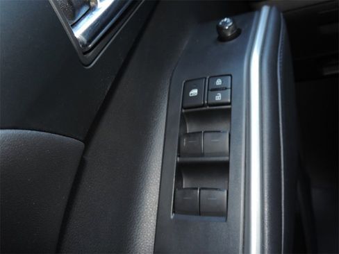 Used 2020 Toyota Highlander XLE image 25