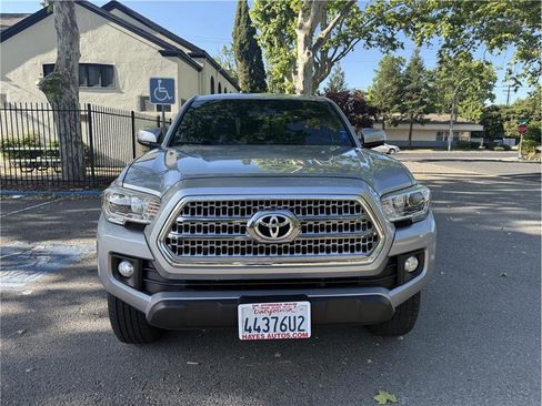 Used 2017 Toyota Tacoma TRD Off-Road w/ Tow Package AWD/4WD image 8
