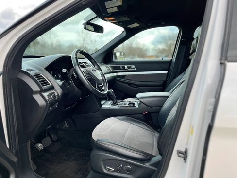 Used 2017 Ford Explorer XLT w/ Equipment Group 202A FWD image 10