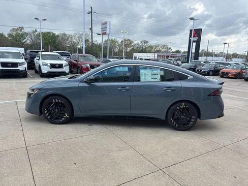 New 2026 Nissan Sentra SR w/ Floor Mat Package FWD image 4