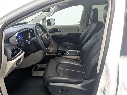 Certified 2024 Chrysler Pacifica Touring-L FWD image 20