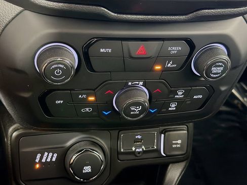 Used 2023 Jeep Renegade Latitude AWD/4WD image 16