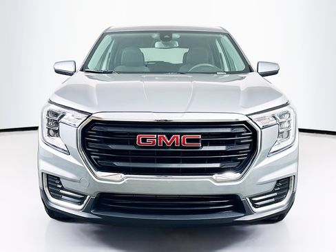 Used 2024 GMC Terrain SLE FWD image 2