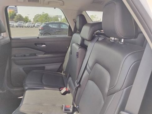 Used 2023 Nissan Pathfinder SL AWD/4WD image 10
