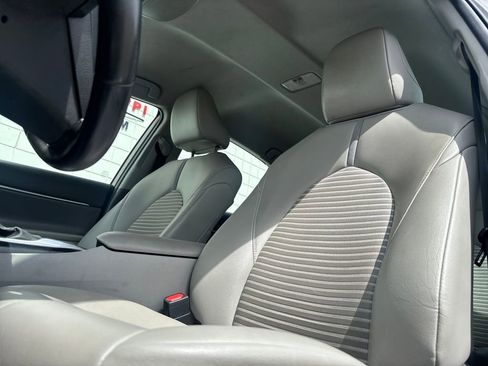 Used 2020 Toyota Camry SE image 9