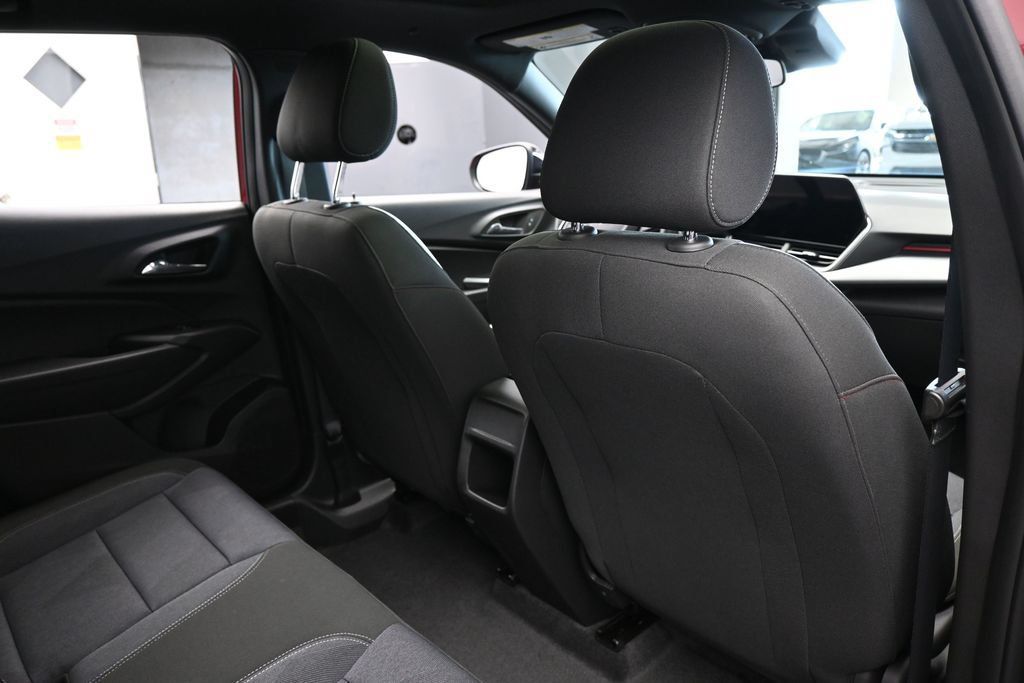 Used 2025 Chevrolet Trax RS w/ Sunroof Package FWD image 40