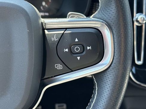Used 2020 Volvo XC40 T4 R-Design FWD image 24