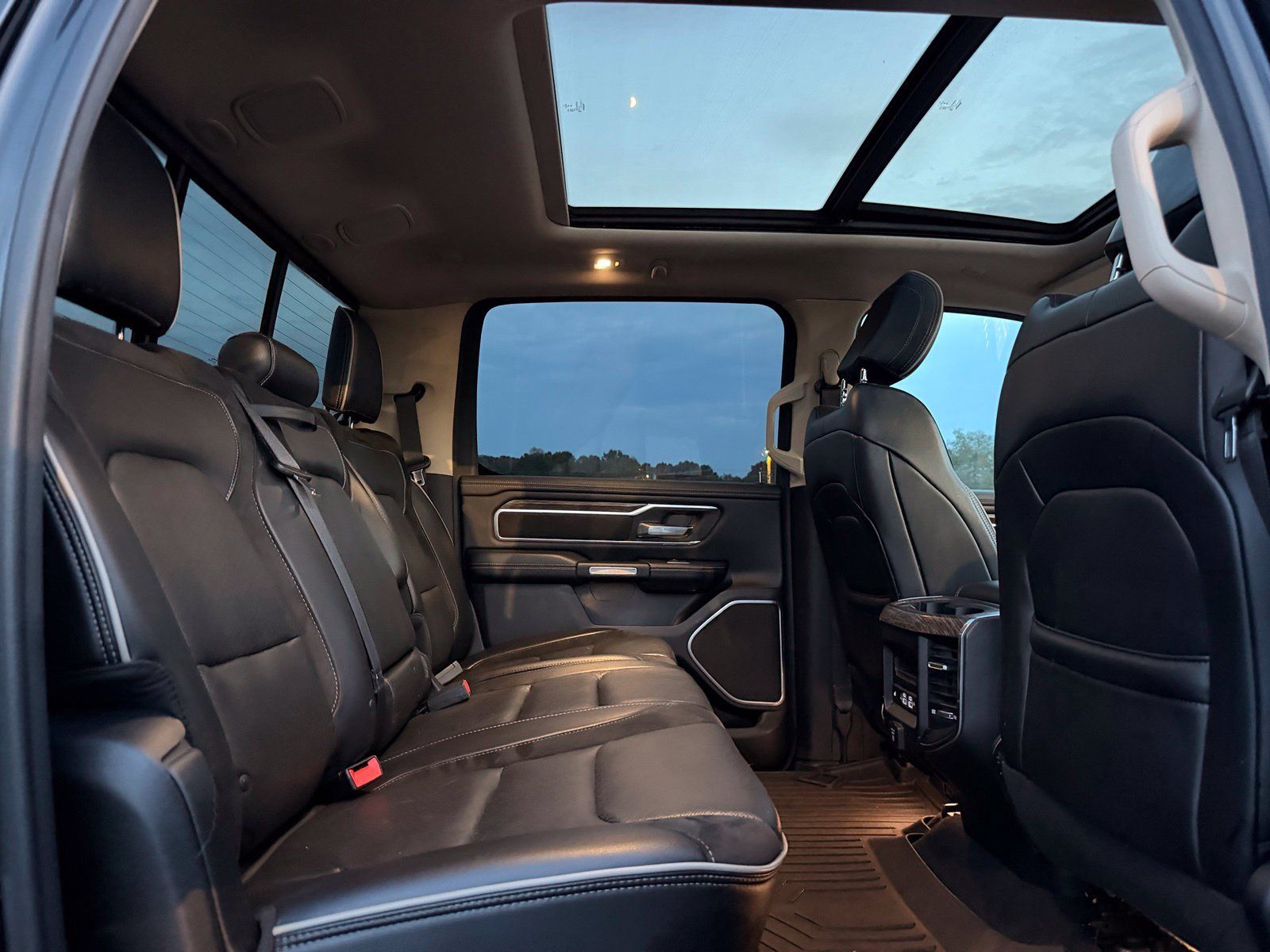 Used 2019 RAM 1500 Laramie AWD/4WD image 33