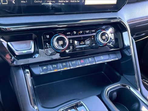 Used 2024 GMC Sierra 1500 AT4 w/ Technology Package image 31