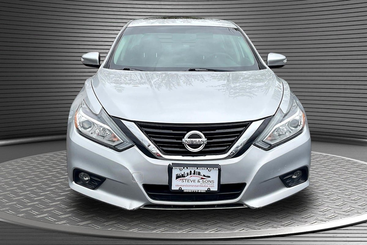 Used 2017 Nissan Altima 2.5 SV w/ Convenience Package FWD image 2