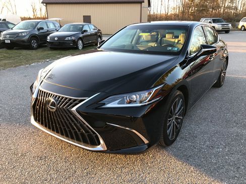 Used 2023 Lexus ES 300h w/ Premium Package image 4