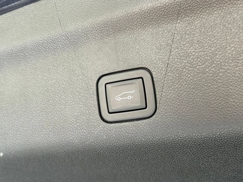 Used 2024 GMC Yukon Denali RWD image 38