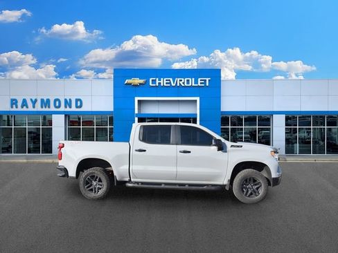 Used 2024 Chevrolet Silverado 1500 LT Trail Boss w/ Convenience Package II AWD/4WD image 2
