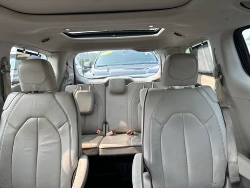 Used 2018 Chrysler Pacifica Limited w/ Tire & Wheel Group FWD image 12