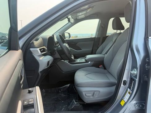 Used 2023 Toyota Highlander LE AWD/4WD image 10