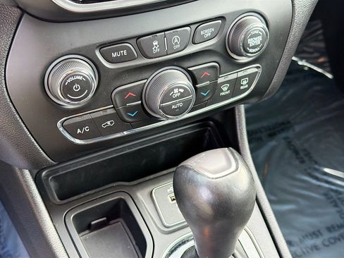 Used 2020 Jeep Cherokee Limited FWD image 33
