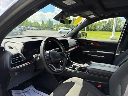 Used 2024 Chevrolet Traverse Z71 w/ Enhanced Driving Package AWD/4WD image 5