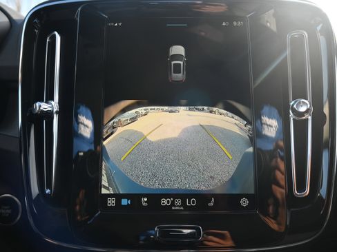 Used 2025 Volvo XC40 B5 Core image 31