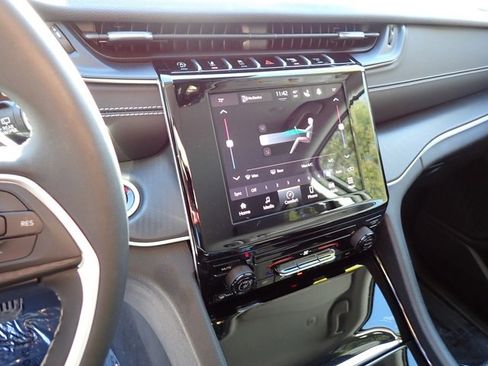 Certified 2023 Jeep Grand Cherokee Laredo image 23