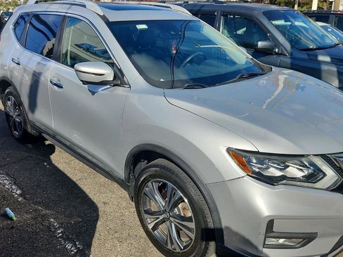 Used 2017 Nissan Rogue SL w/ SL Premium Package image 2