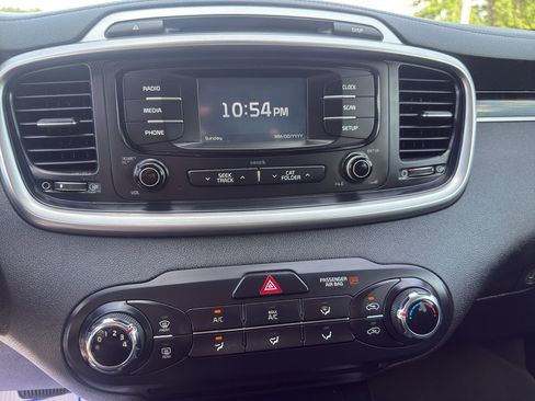Used 2016 Kia Sorento FWD image 12
